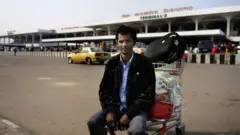 বিমানবন্দরে শ্রমিক