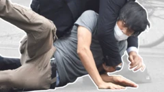 Homem segura o autor de ataque contra Shinzo