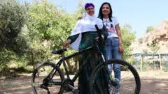 bisiklet başında iki kadın