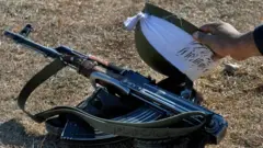 Wani mayakin Taliban a Pakistn ya ajiye bindigarsa