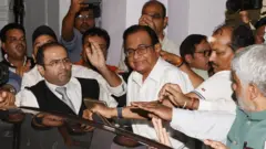 चिदंबरम यांना घेऊन जाताना सीबीआयचे अधिकारी
