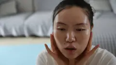 肖佳在14年前因遺傳因素失去視力，她隨後成為了一名按摩師。但與她最初想象的能收獲尊重的職業不同，她發現這是一個暗藏騷擾和侵犯的行業。