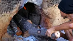 Pekerja arang bakau di Batu Ampar