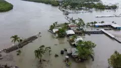 সাতক্ষীরায় বেড়িবাঁধ ভেঙে যাওয়ার পর ভেসে যায় জনপদ।