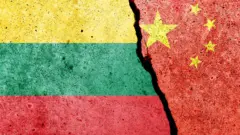 Banderas de Lituania y China.