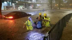 暴雨與極端天氣：香港遭遇世紀大暴雨，政府預警受質疑