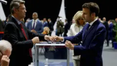 Perezida w'Ubufaransa Emmanuel Macron, umukandida ushaka kongera gutorwa, ubwo yatoraga mu cyiciro cya kabiri mu matora ya perezida yo mu Bufaransa, ku biro by'itora by'i Le Touquet-Paris-Plage, mu majyaruguru, ku itariki ya 24 y'ukwezi kwa kane mu 2022