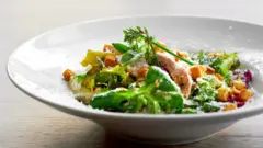 bir tabakta salata.