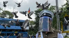শ্রীলঙ্কার রাজধানী কলম্বোতে ফেস শিল্ড পরিহিত এক পুলিশ কর্মকর্তা