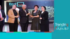 تكريم وزير التعليم المصري للممثلة لبلبة يثير الانتقادات
