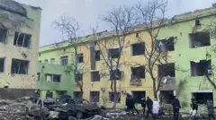 মারিউপোলের শিশু হাসপাতালে বোমা পড়েছে