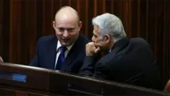 Нафтали Беннет (солдо) менен Яир Лапид премьер кызматында ротация болуп туруу жөнүндө макулдашты