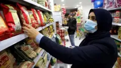 ਸੂਪਰ ਮਾਰਕਿਟ ਵਿੱਚੋਂ ਖ਼ਰੀਦਦਾਰੀ ਕਰਦੀ ਔਰਤ