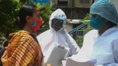 ကူးစက်မှု အများအပြားတွေ့ရှိတာနဲ့ ပိတ်ထားတာတွေ ပြန်ဖြေလျှော့ဖို့ လုပ်ချိန်က တိုက်ဆိုင်နေပါတယ်။