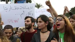 متظاهرات لبنانيات