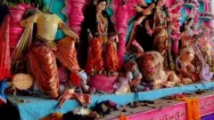 কুমিল্লায় নানুয়াদীঘির পাড়ের পূজা মণ্ডপে ভাঙচুরের পরের দৃশ্য - অষ্টমীর দিনে তোলা ছবি বিবিসিকে দেয়া হয়।