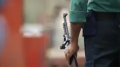 সিনহা রাশেদ নিহতের ঘটনায় পুলিশ ও ডিজিএফআই পরস্পরবিরোধী ভাষ্য দেয়।