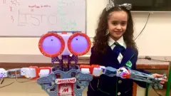 Mikella Gamborino con un robot