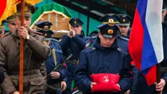 La médaille d'un soldat de l'armée russe tombé au combat est présentée lors de ses funérailles