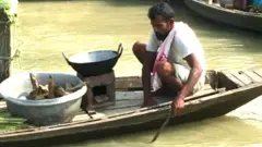 पुरामुळे होडीवर संसार
