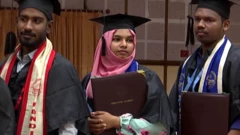 பதக்கம் வாங்க மறுத்த இஸ்லாமிய மாணவி