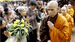 Thiền sư Thích Nhất Hạnh trong buổi cầu nguyện cho linh hồn các nạn nhân chiến tranh VN được tổ chức ngày 20/4/2007 tại một ngôi chùa ở huyện Sóc Sơn, Hà Nội.