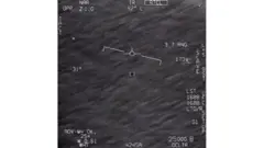 print de vídeo em que piloto identifica objeto no céu