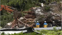 Mehanizacija i radnici raščišćavaju klizišta izazvana tajfunom u Gamagoriju, prefektura Aiči, Japan