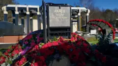 Кыргызстандын мурдагы президенти Аскар Акаевдин тун уулу Айдар Акаевдин сөөгү Орусия баш калаасы Москванын Троекуров көрүстөнүнө жерге берилди
