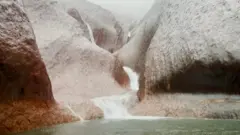 Водопад на скале Улуру
