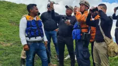 Agentes del Cuerpo de Investigaciones Criminales y Penales (CICP) utilizan binoculares y drones tratando de ubicar al grupo.