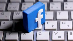 On voit le logo Facebook imprimé en 3D et placé sur un clavier dans cette illustration prise le 25 mars 2020.