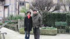 Bà Hà Mi đưa nhà văn Nguyễn Huy Thiệp