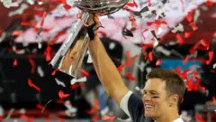 Tom Brady alza la copa de ganadores