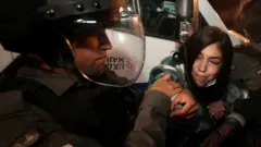 پلیس اسرائیل می‌گوید ۱۱ نفر را بازداشت کرده است.