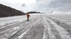 Ледники Тянь-Шаня тают.