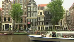 নিজের হাতে বাড়ি তৈরি করছেন অ্যামস্টারডামের মানুষ