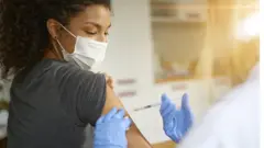 فتاة تحصل على اللقاح