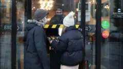 молодые люди у двери кафе