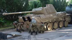 II. Dünya Savaşı'ndan kalma tankı 20 civarında asker 2015'te dokuz saatlik çalışma sonucunda evden çıkarabilmişti