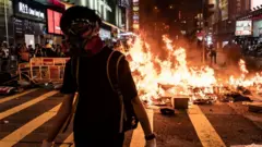Người biểu tình Hong Kong đụng độ với cảnh sát đêm thứ Sáu 6/9/2019