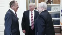 Perezida Trump atebya ari kumwe na Sergei Lavrov, Minisitiri w'ububanyi n'amahanga w'Uburusiya, ndetse na Sergei Kislyak, wari Ambasaderi w'Uburisiya muri Amerika guhera mu 2008 kugeza mu 2017