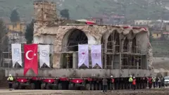 مسجد تركي قديم ينقل فوق شاحنة