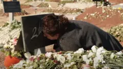 Məzarlıqda ağlayan qadın