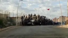 Migrantes suben a la valla que separa Marruecos de Melilla