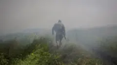 أحد أفراد الخدمة الأوكرانية بالقرب من خط المواجهة