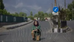 የተዘጋ መንገድ ላይ ያለች ሴት