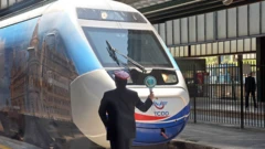 İngiltere, tarihinin en büyük altyapı ihracat finansmanını Ankara ve İzmir arasındaki hızlı tren hattı için sağlayacağını açıkladı. İngiltere İhracat Finansmanı (UKEF) 503 kilometre uzunluğundaki projeye 2,1 milyar euro kredi sağlayacak.