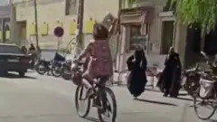 تصویری از ویدئوی منتشر شده از زن دوچرخه سوار