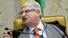 Rodrigo Janot yavuze ko "akaboko k'Imana" ari ko kamwitambitse imbere kakamubuza